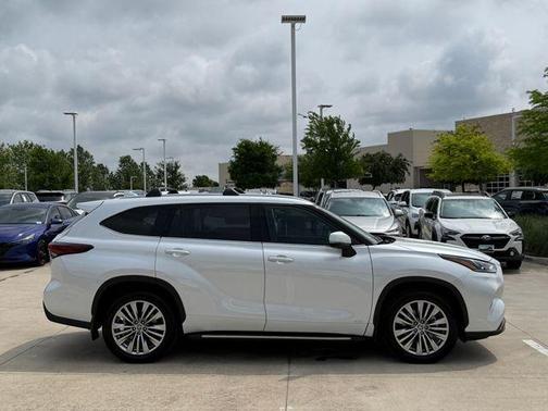 Pearl 2025 Toyota Highlander Hybrid Platinum