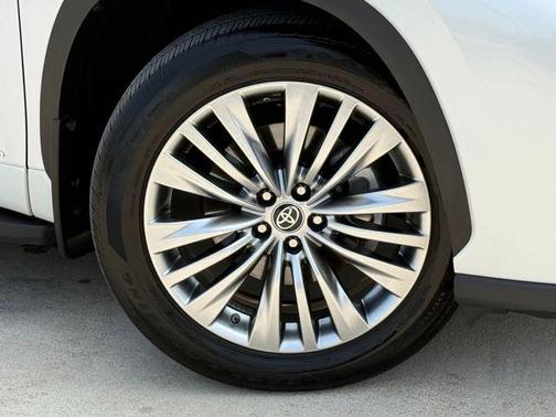 Pearl 2025 Toyota Highlander Hybrid Platinum
