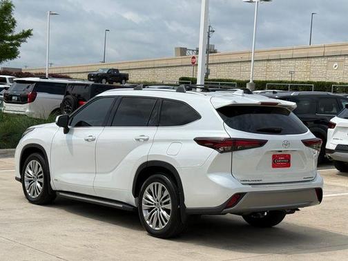 Pearl 2025 Toyota Highlander Hybrid Platinum