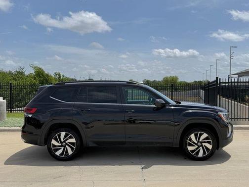 Deep Black Pearl Effect 2025 Volkswagen Atlas 2.0T SE w/Technology