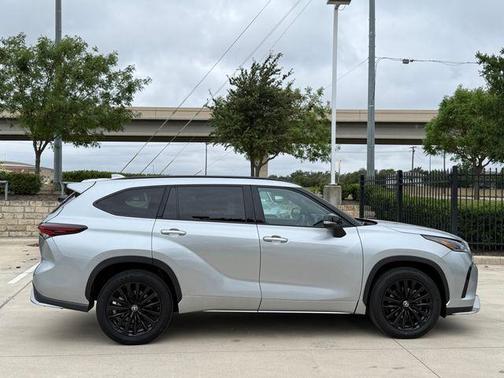 Celestial Silver Metallic 2025 Toyota Highlander XSE