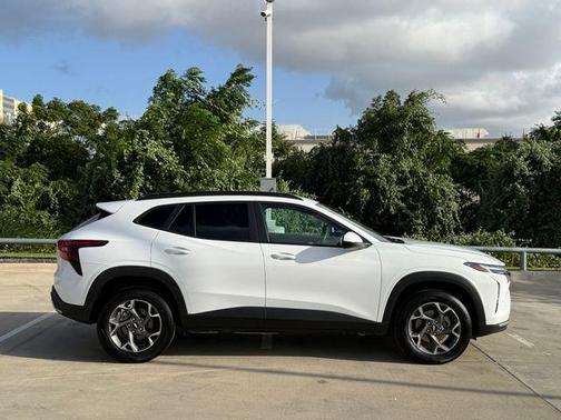 Summit White 2025 Chevrolet Trax LT