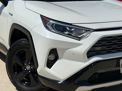 Blizzard Pearl 2020 Toyota RAV4 Hybrid XSE