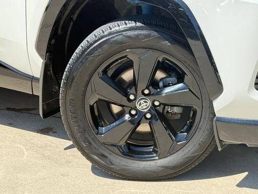 Blizzard Pearl 2020 Toyota RAV4 Hybrid XSE