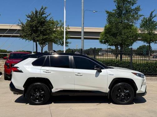 Blizzard Pearl 2020 Toyota RAV4 Hybrid XSE