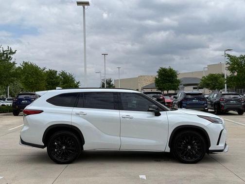 Pearl 2023 Toyota Highlander XSE