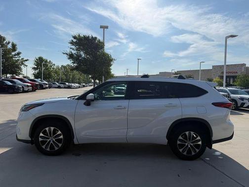 Blizzard Pearl 2021 Toyota Highlander XLE