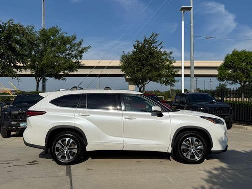 Blizzard Pearl 2021 Toyota Highlander XLE