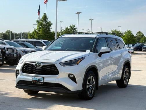 Blizzard Pearl 2021 Toyota Highlander XLE