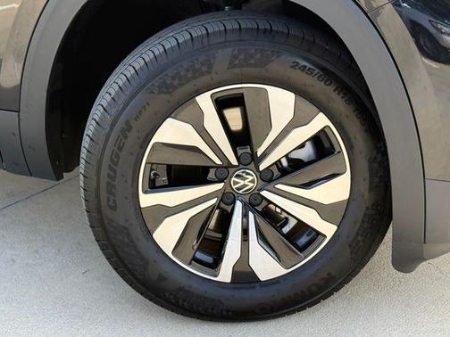 Deep Black Pearl Effect 2026 Volkswagen Atlas Cross Sport 2.0T SE