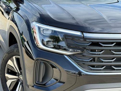 Deep Black Pearl Effect 2026 Volkswagen Atlas Cross Sport 2.0T SE