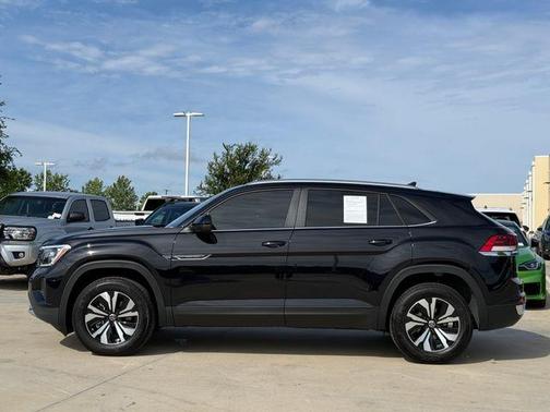 Deep Black Pearl Effect 2026 Volkswagen Atlas Cross Sport 2.0T SE