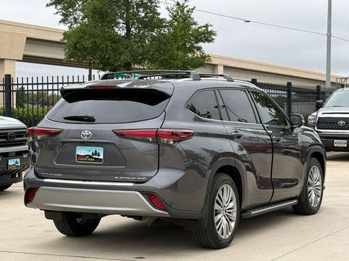Magnetic Gray Metallic 2024 Toyota Highlander Platinum