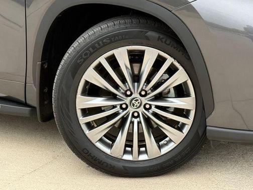 Magnetic Gray Metallic 2024 Toyota Highlander Platinum