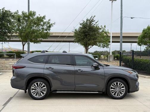 Magnetic Gray Metallic 2024 Toyota Highlander Platinum