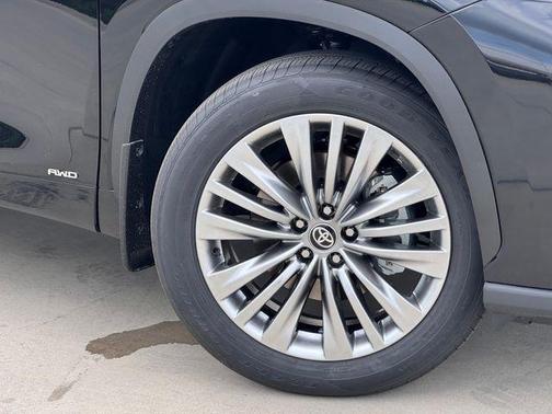 Midnight Black 2026 Toyota Highlander Hybrid Platinum