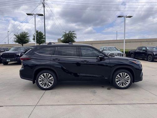 Midnight Black 2026 Toyota Highlander Hybrid Platinum