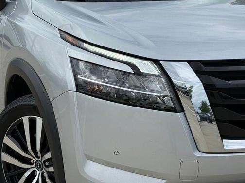 Brilliant Silver Metallic 2023 Nissan Pathfinder Platinum