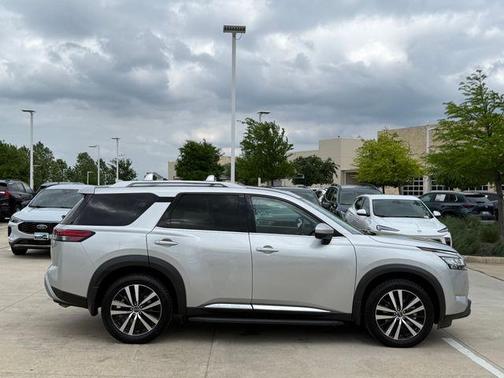 Brilliant Silver Metallic 2023 Nissan Pathfinder Platinum