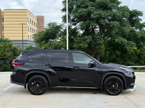 Midnight Black Metallic 2023 Toyota Highlander XSE