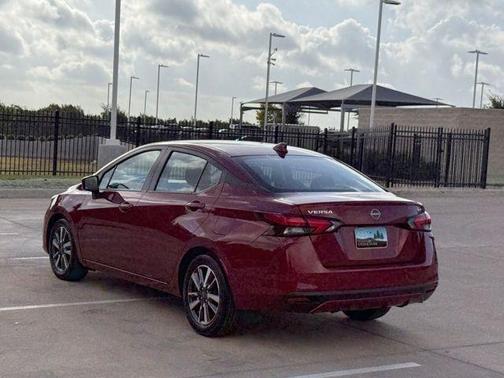 Scarlet Ember 2024 Nissan Versa 1.6 SV