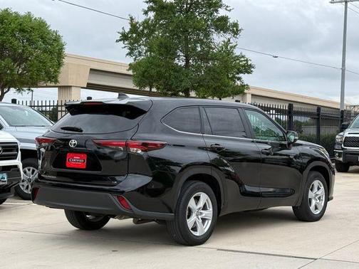 Midnight Black Metallic 2025 Toyota Highlander LE