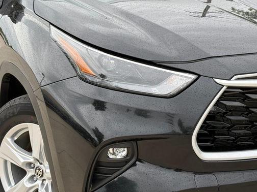 Midnight Black Metallic 2025 Toyota Highlander LE