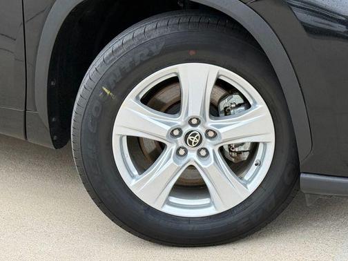 Midnight Black Metallic 2025 Toyota Highlander LE