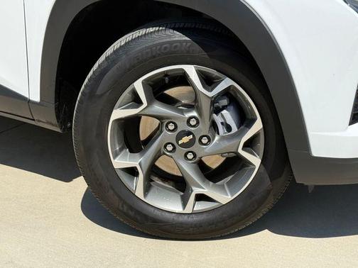 Summit White 2025 Chevrolet Trax LT