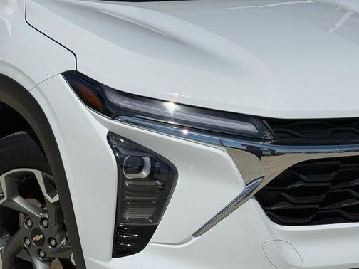 Summit White 2025 Chevrolet Trax LT