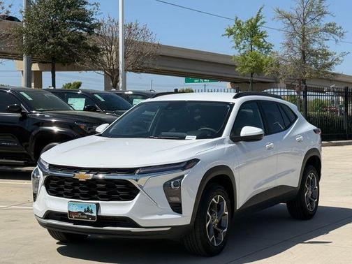 Summit White 2025 Chevrolet Trax LT