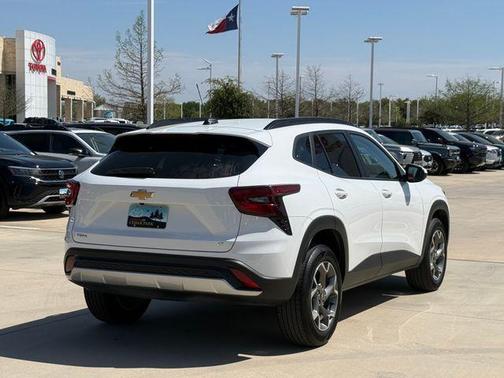 Summit White 2025 Chevrolet Trax LT