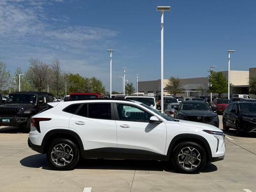 Summit White 2025 Chevrolet Trax LT