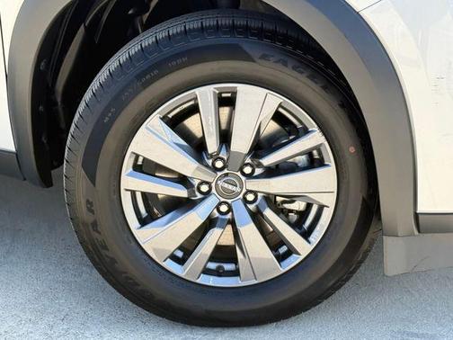 Brilliant Silver Metallic 2025 Nissan Pathfinder SV