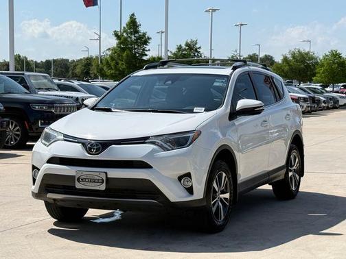 Super White 2018 Toyota RAV4 XLE