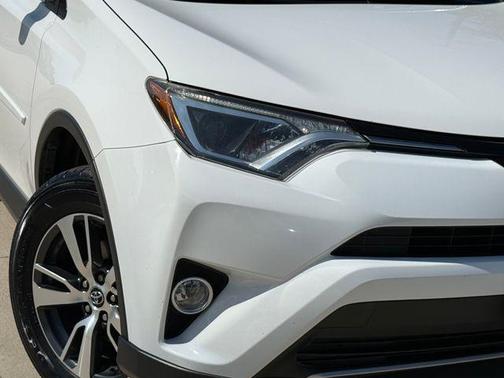 Super White 2018 Toyota RAV4 XLE