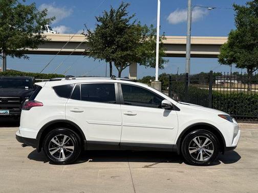 Super White 2018 Toyota RAV4 XLE