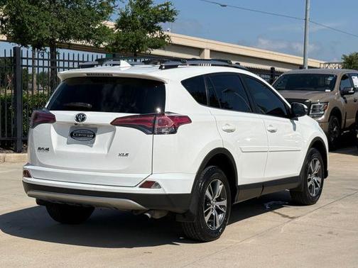 Super White 2018 Toyota RAV4 XLE