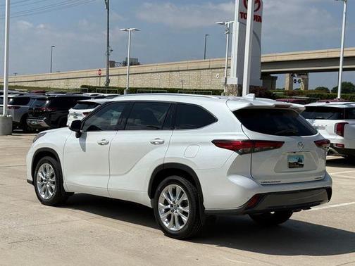 Pearl 2023 Toyota Highlander Limited