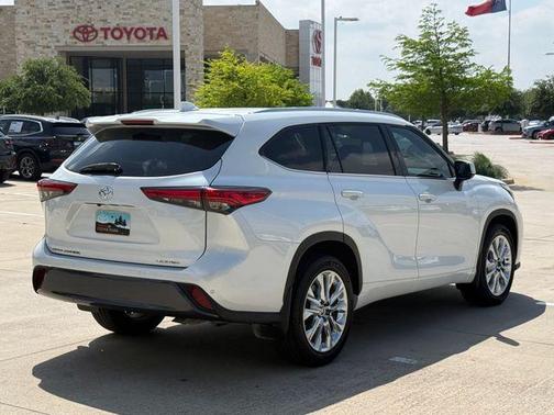 Pearl 2023 Toyota Highlander Limited
