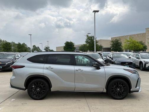 Celestial Silver Metallic 2025 Toyota Highlander XSE