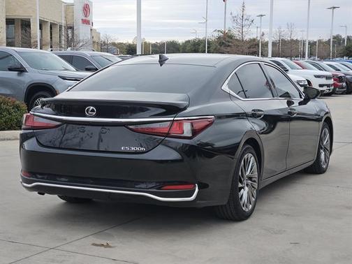 2025 Lexus ES 300h Ultra Luxury