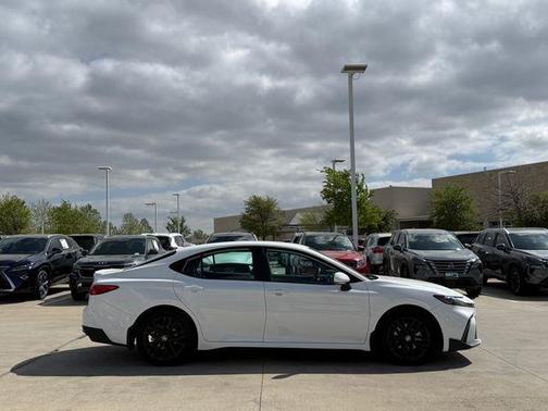 Ice 2026 Toyota Camry SE