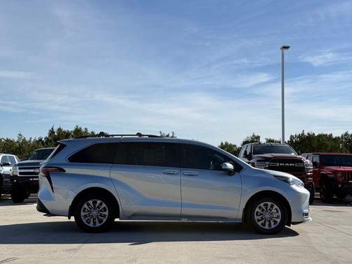 2025 Toyota Sienna XLE