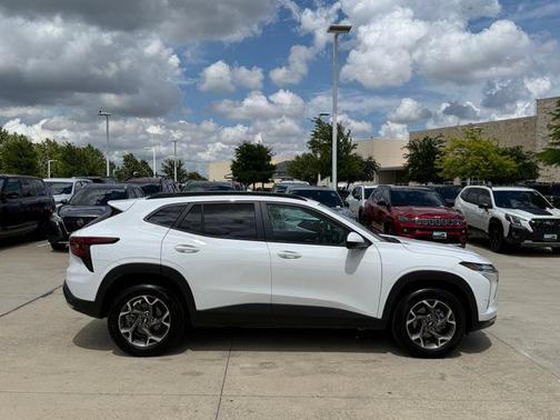 Summit White 2025 Chevrolet Trax LT
