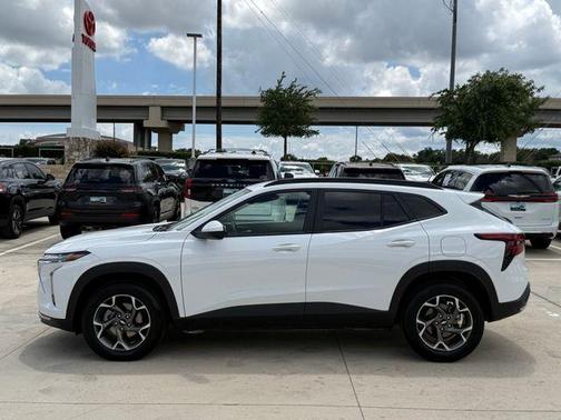 Summit White 2025 Chevrolet Trax LT