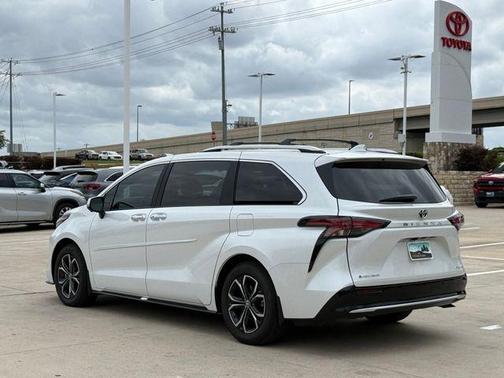 2025 Toyota Sienna Platinum 7 Passenger