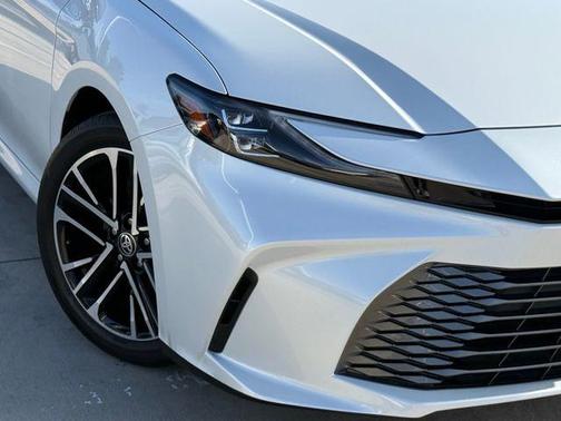 Wind Chill Pearl 2025 Toyota Camry XLE