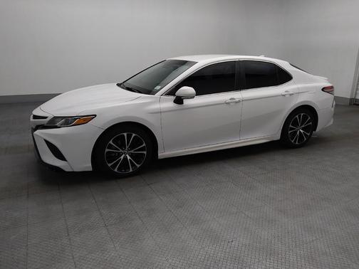 Super White 2018 Toyota Camry SE