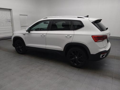 White 2023 Volkswagen Taos 1.5T SE
